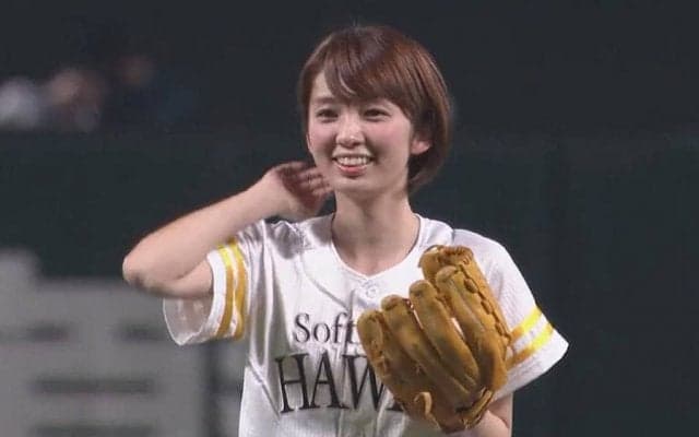 【始球式名場面】美人モデルがハーフパンツで魅了　朝香りほさんの元気いっぱい始球式