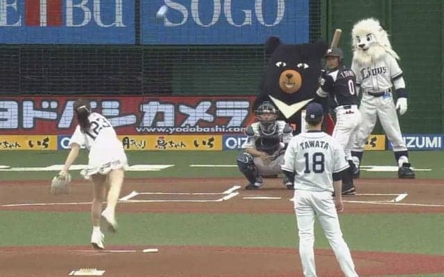 【始球式名場面】美人声優が白ユニ＆ミニスカで球場彩る　芹澤優さん大暴投も笑顔でカバー