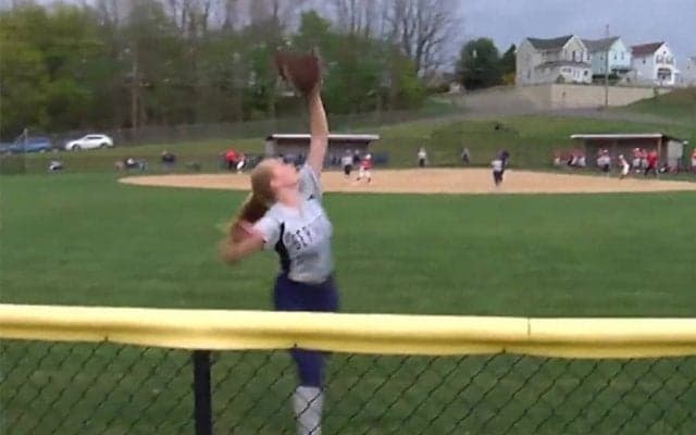 女子ソフトで起こった“肋骨直撃の衝撃美技”が米で話題　ファン「これは信じられない」