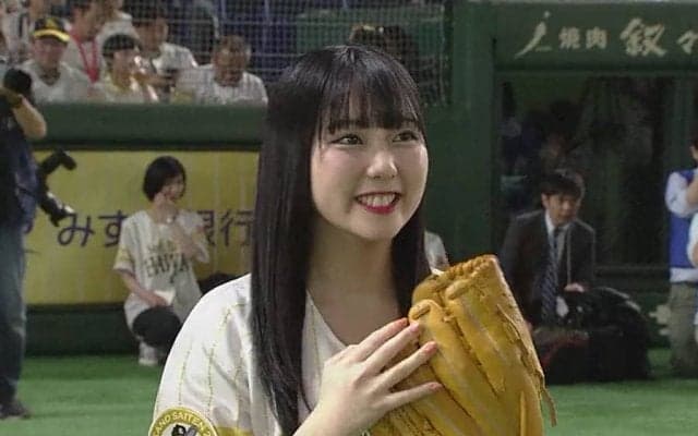 【始球式名場面】世界選抜総選挙10位の16歳美女が躍動！　HKT48田中美久さんの豪快投球