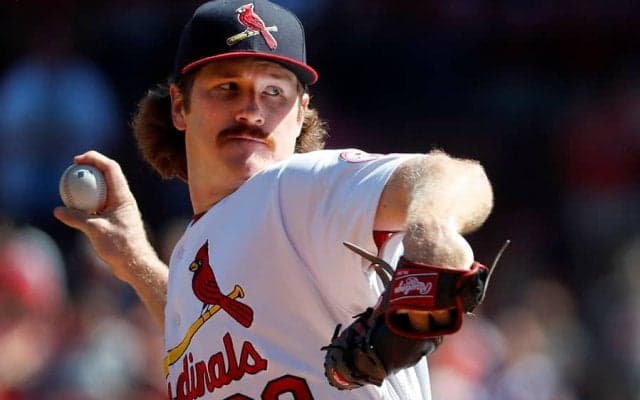 【MLB】元巨人マイコラスが「カッコいい」　美人妻による散髪中にシックスパックも披露