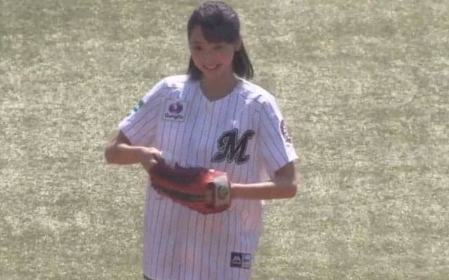 【始球式名場面】non-no専属モデルの可愛いえくぼ！　武田玲奈さんの登場に幕張歓喜