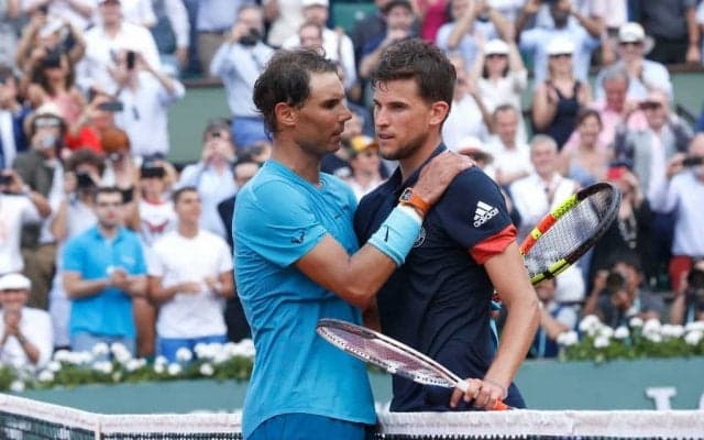 ティーム、ナダルの伝記を読む