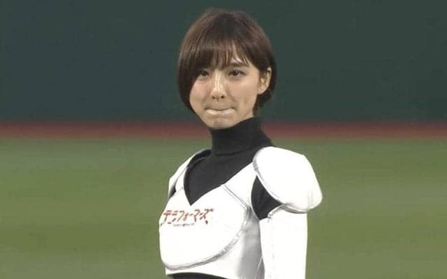 【始球式名場面】元AKB48篠田麻里子さんに球場が釘付け？　笑顔と美脚が輝くワンバウンド投球