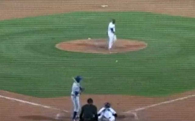 【MLB】ボールは大暴投、でも空振り三振…なぜ？　打者も呆然の前代未聞の珍プレーに再脚光
