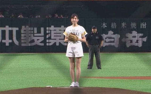 美女モデルのノーバウンドに球場どよめく　田口千晶さんが外角低めへストライク！