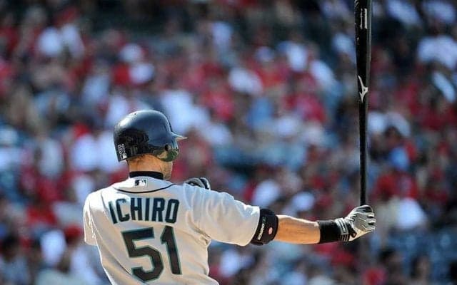 【名珍場面特別編】イチロー氏、貫禄の“バッピデビュー”に米歓喜「非常に万能」「リリーフで復帰を」