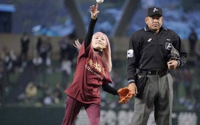 【始球式名場面】ピンクの髪でファン魅了　益若つばささんが笑顔ではにかみ大暴投