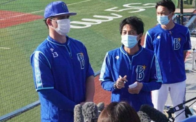 DeNA新助っ人オースティン、美人妻のアシストで猛爆　「メイビー初めて」の場外弾