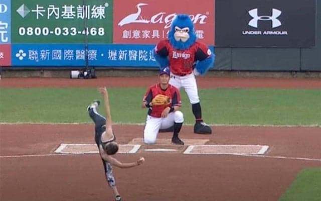 【始球式名場面番外編】台湾の美女新体操選手にファン釘付け　華麗な“アクロバット投法”を披露