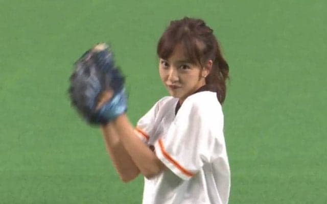 【始球式名場面】元AKB48板野友美さんに球場メロメロ！　笑顔溢れるツーバウンド投球