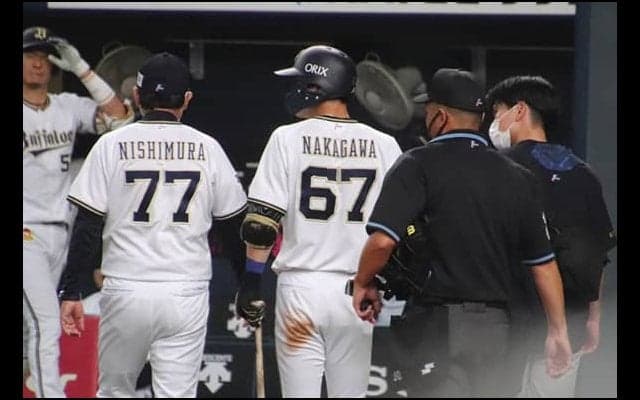 オリ中川、負傷で途中交代　高橋礼のボールが手に当たり代走が送られる