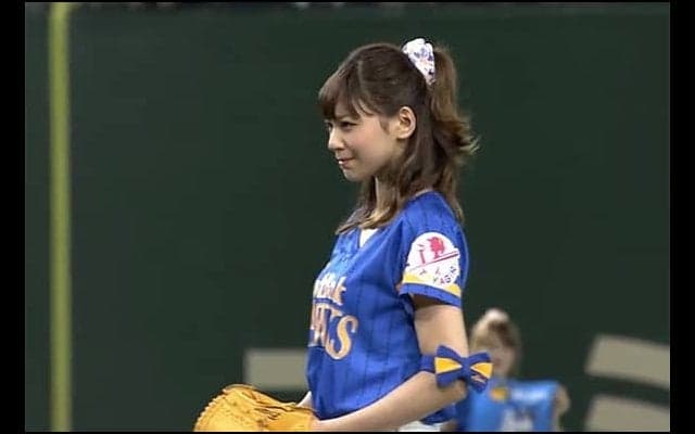 【始球式名場面】赤面も可愛い西内まりやさんの大暴投　膝から崩れ落ちて立ち上がれず…