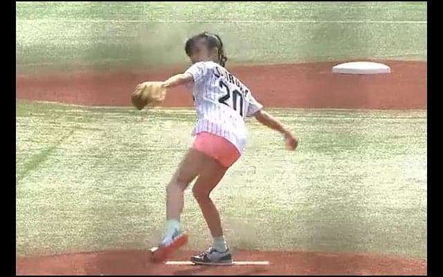 【始球式名場面】投げた瞬間思わず「キャー」…小島瑠璃子がピンクのホットパンツで大暴投