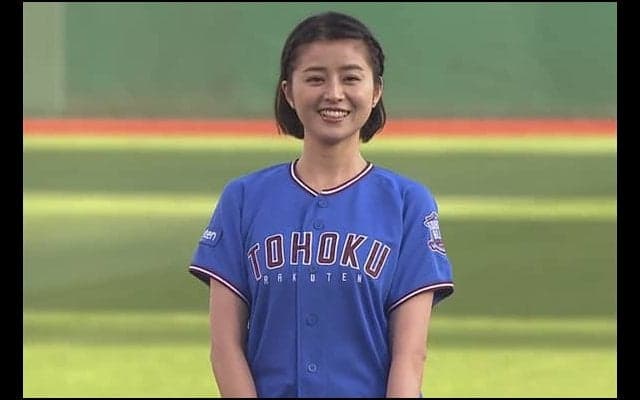 【始球式名場面】はにかむ姿がかわいらしい！　鈴木ちなみさんの笑顔溢れる一球