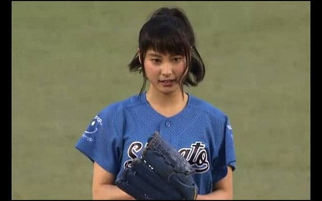 【始球式名場面】風にはためくショートパンツ　ヘリも飛来した土屋太鳳さんの一球