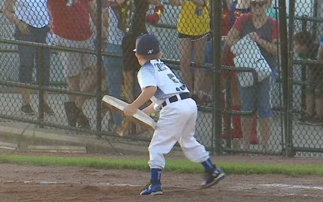 元広島ブラウン監督を超えた？　史上最年少6歳コーチの“全ベース投げ退場劇”に米爆笑