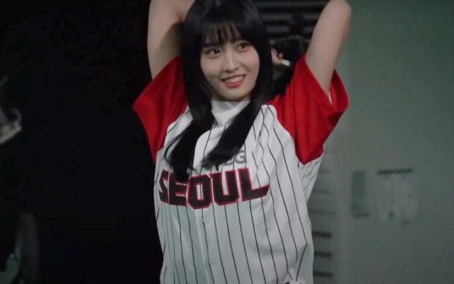 【始球式名場面番外編】「めっちゃかわいい」　TWICE・モモさんが抜群のスタイルでファン魅了