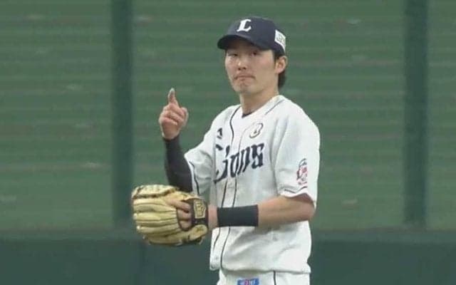 西武源田、2年連続GG賞の超美技を披露！　中前阻止の“回転スロー”完璧送球