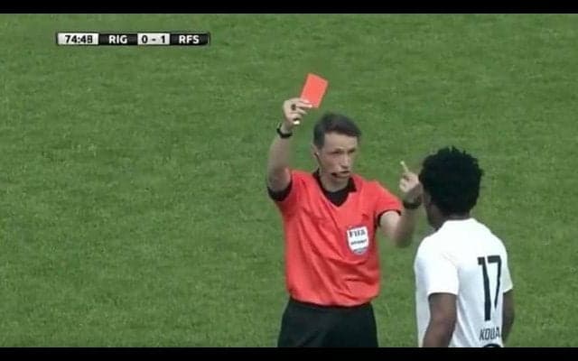 「主審が黒人選手に中指を立てた」異なる解釈に主審やクラブが弁明