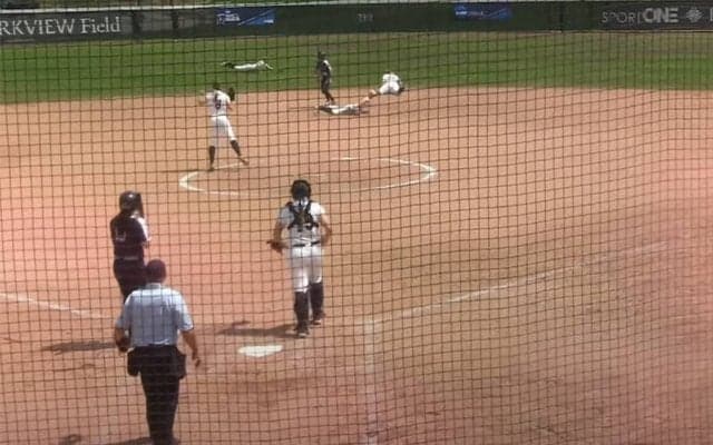 女子ソフト決勝で劇的な幕切れ！　全員“役者”のトリックプレーに米喝采「何が起きた」