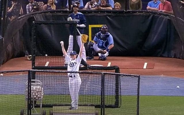 “天才ナックル少女”の前にメジャー打者お手上げ？　空振り誘う魔球に「完全に凶悪」