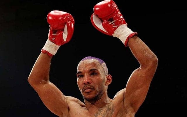 「選手はどこへ？」　空振りの勢い余った“場外ダイブ”に「消えてしまった」と英騒然