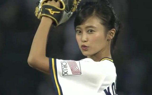【始球式名場面】小麦肌＆ホットパンツがよく似合う　小島瑠璃子さんの赤面コロコロ始球式