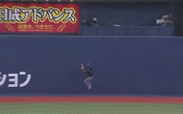 【球界名場面】「ランナー大混乱」頭上越えても中ゴロ2打点？　球場騒然の珍事にファン同情