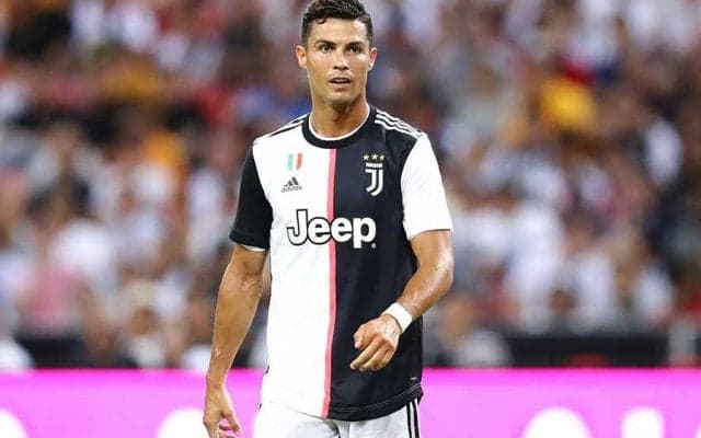 C.ロナウド、汗光る“極太の大腿筋”の迫力に称賛「ロボットみたい」「力強い足だ」