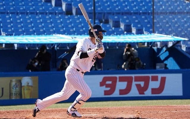 燕村上、第1打席で右翼席へ特大3ラン放ち復活アピール！　「4番・DH」でスタメン復帰