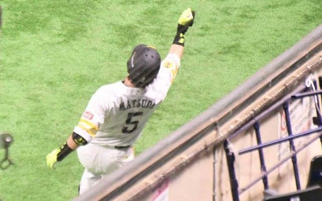 鷹・松田宣、無観客試合でも「熱男はしていきたい」再開後初アーチで絶叫パフォ