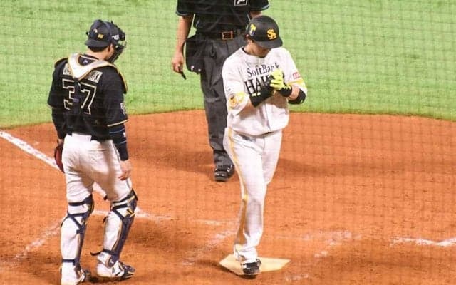 鷹・松田宣が練習試合で初「熱男～！」　澤田からソロ、無人の右翼スタンドへ絶叫