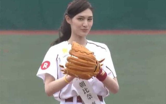 【始球式名場面】大胆フォームも笑顔も美しい…モデル・朝比奈恵美さんが観衆の視線を独り占め