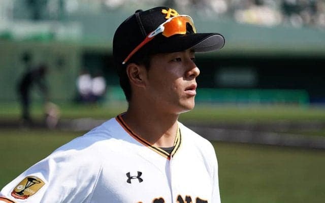 巨人高卒3年目・湯浅が第1打席で左翼席中段へ特大2ラン！　原監督も驚く豪快弾