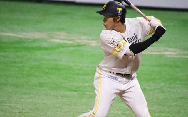 鷹・柳田が驚愕ソロ！　タイミング合わなくても左翼スタンドへズドン