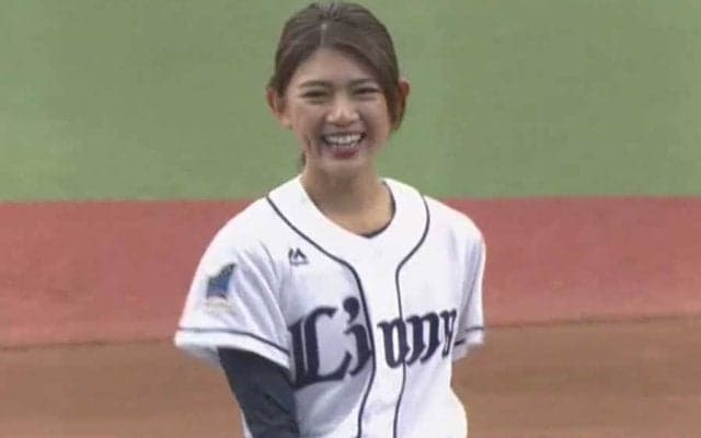 【始球式名場面】モデル美女が球場騒然の97キロ！　坪井ミサトさんの剛腕に辻監督ニンマリ