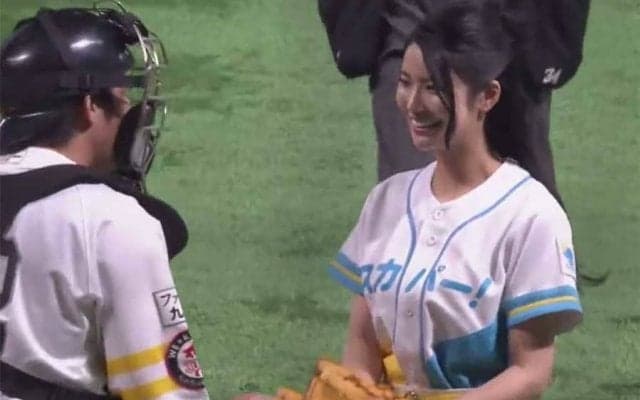 【始球式名場面】元AKB48の美しき笑顔に球場魅了　倉持明日香さんのノーバウンド投球
