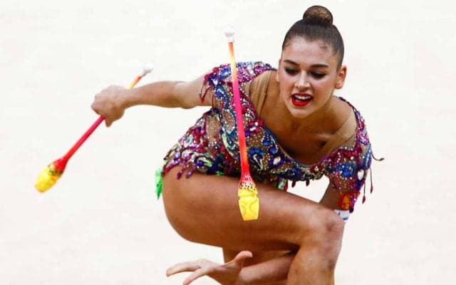 ロシア新体操美女、超人技の“220度開脚”が反響拡大「強く美しい」「信じられない」