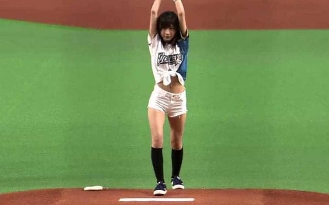 【始球式名場面】美女のおヘソがチラリ…　元AKB石田晴香さんの笑顔全開ツーバウンド投球