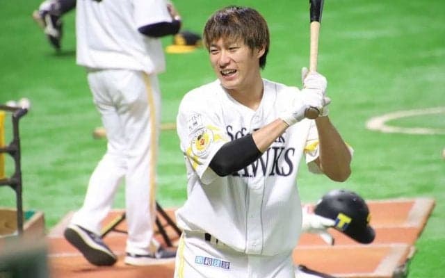 鷹・柳田が驚愕アーチ　片手一本で逆方向へ一発、3戦連発で10戦6発