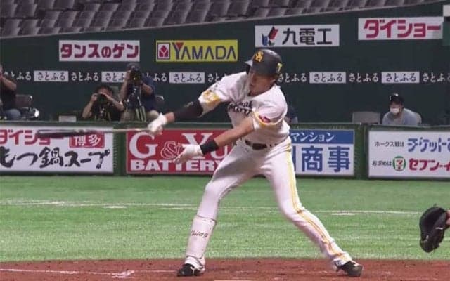 鷹・柳田、自身も驚くびっくり弾　右手一本で規格外アーチ「入るとは思わなかった」