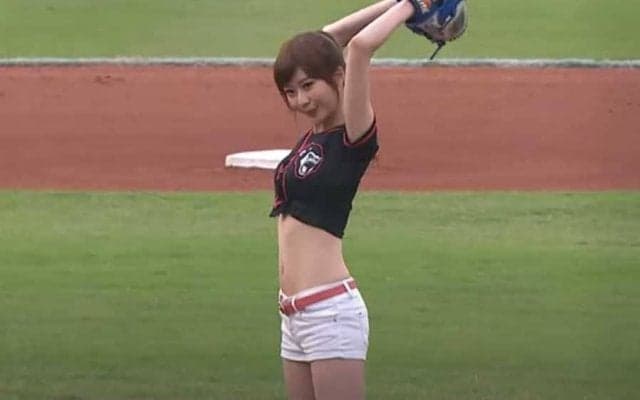 【始球式名場面番外編】台湾女優のセクシーなくびれ　超タイトユニ＆ホットパンツ投球