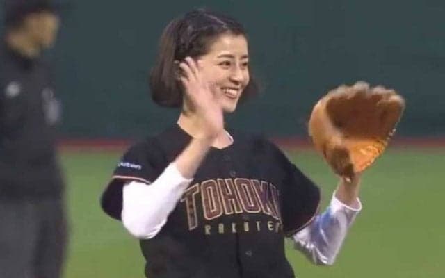 【始球式名場面】スパッツ姿ではにかみ慌てる…　鈴木ちなみさんのドタバタな一球