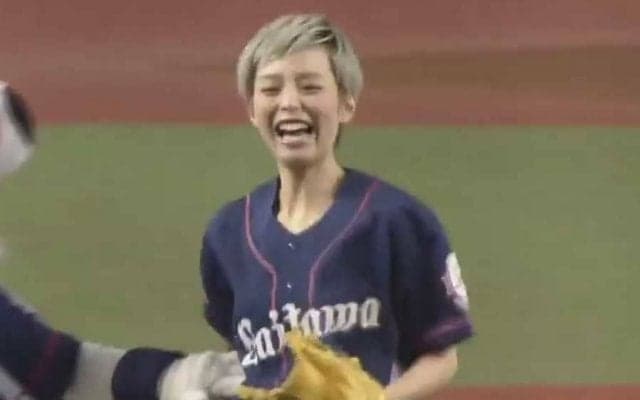 【始球式名場面】平野綾さんら美人声優3人がノーバウンド！　まさかの展開に球場は大拍手