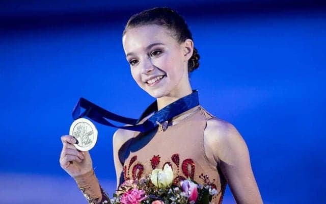 新体操双子美女と共演　シェルバコワの異競技コラボ写真に反響「とっても美しいわ」