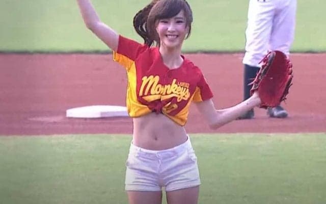 【始球式名場面番外編】白いくびれとふともも輝く　台湾美女のノーバウンド投球