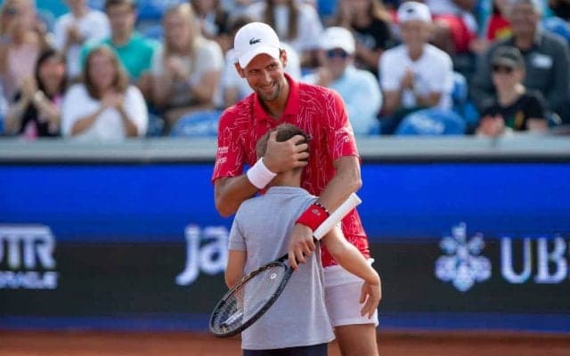 ジョコビッチからポイントを奪うスーパーテニス少年。4000人の会場拍手喝采