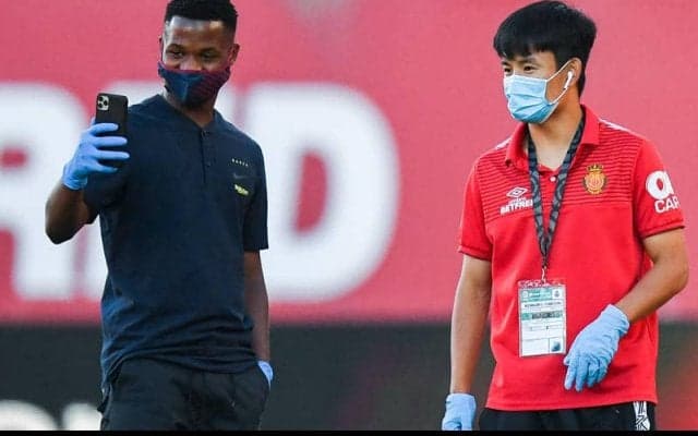 久保建英がバルサ戦前にセルフィー! その相手は、かつてコンビで1シーズン129ゴールを記録した神童！