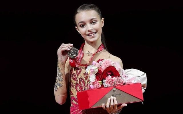 シェルバコワが新体操双子美女と共演　異業種コラボ写真に1.5万反響「細すぎるよ！」